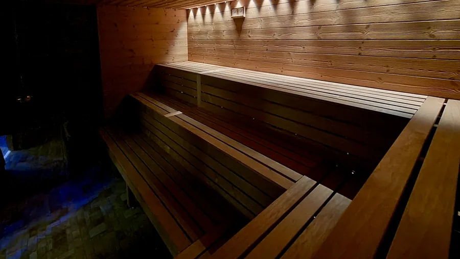 Fínska sauna s drevenými lavicami