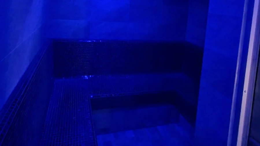 Parná sauna v modrom svetle
